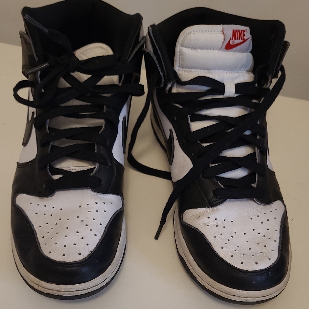Nike Black and White Sneakers - Picture 12 of 13